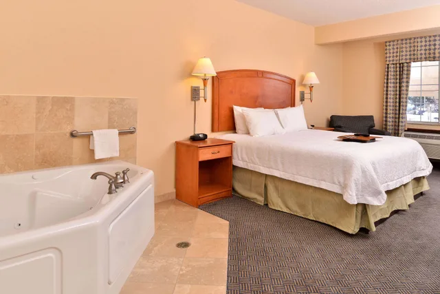 جناح بسرير كينج بحوض جاكوزي، Spark by Hilton Grand Island Hotel 3/3