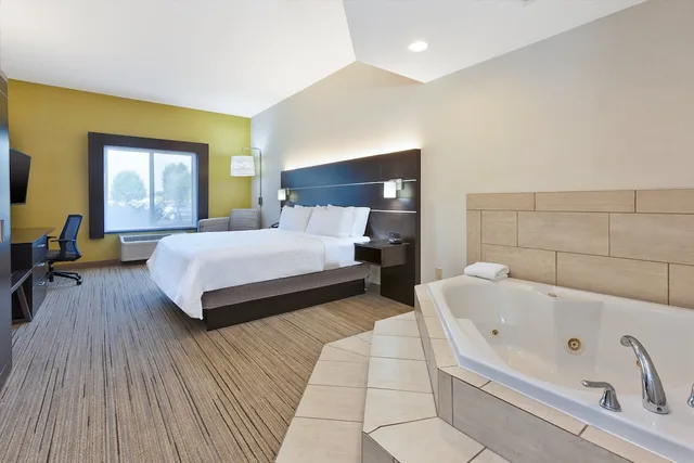 جناح بسرير كينج بحوض جاكوزي، Holiday Inn Express Hotel & Suites Cleveland-Richfield 1/1
