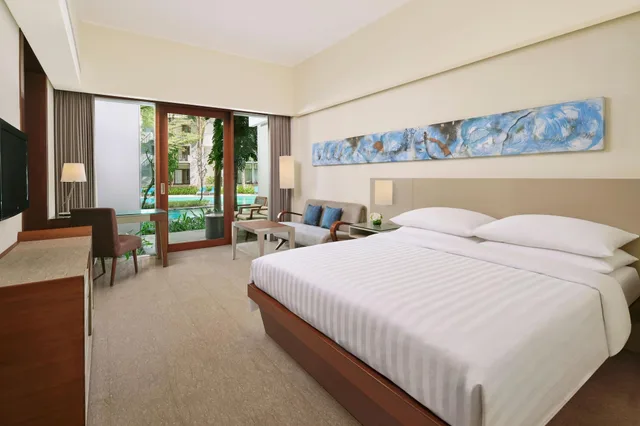 غرفة ديلوكس بسرير مزدوج بإطلالة على المسبح، Courtyard By Marriott Bali Nusa Dua Resort 1/5