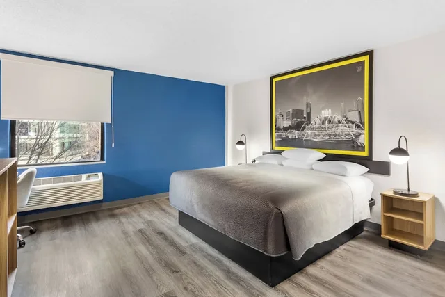 غرفة بسرير كينج، Super 8 By Wyndham Chicago IL 1/7