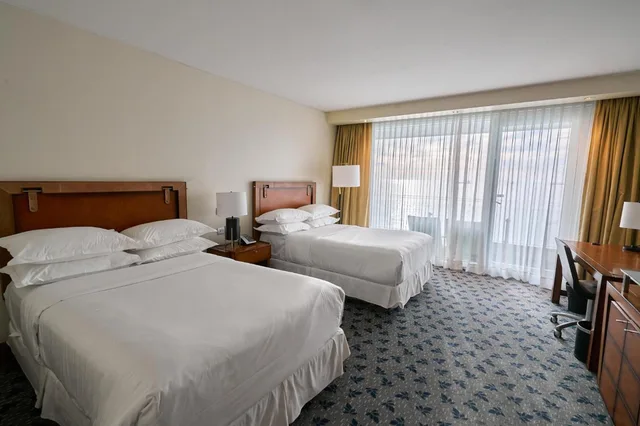 غرفة ديلوكس بسريرين مزدوجين بإطلالة على البحر، Sheraton Miramar Hotel and Convention center 1/3