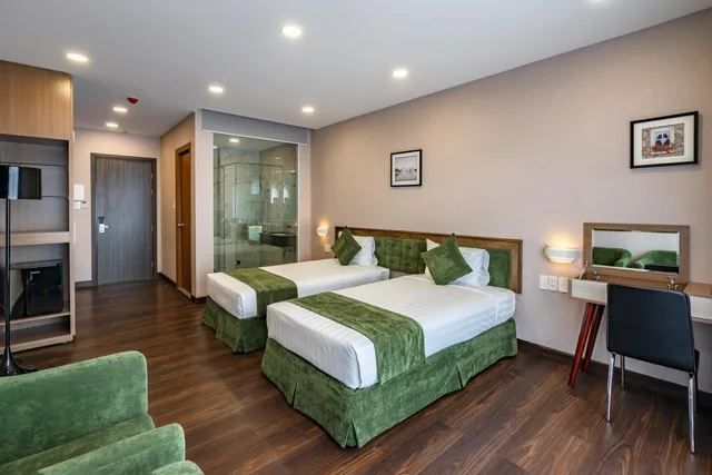 Deluxe, Twin Beds, Emerald Central 1/2