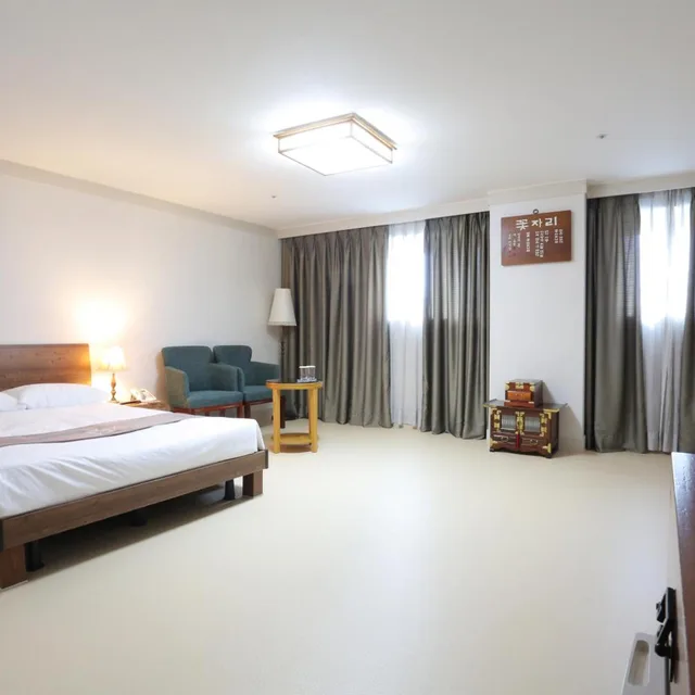 غرفة عائلية، Aw Hotel 1/2