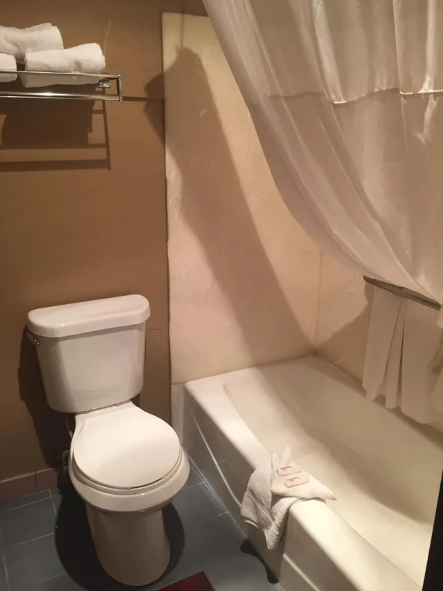 غرفة بسرير كوين بحوض استحمام لذوي الإعاقة، Days Inn By Wyndham Bishop 2/3