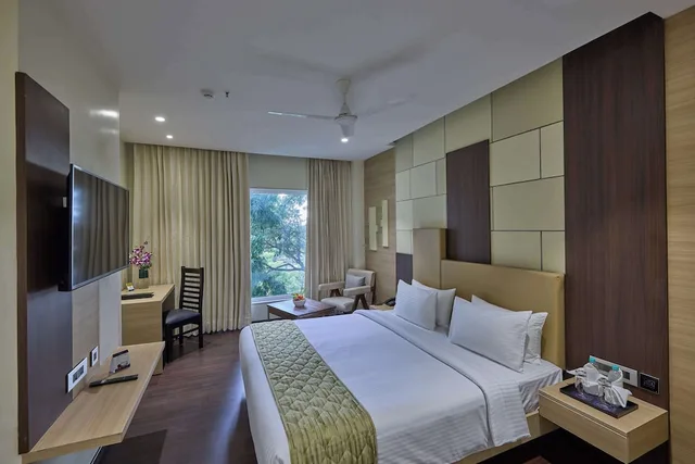 غرفة ديلوكس بسرير مزدوج، Grand Continent Hosur A Sarovar Portico Affiliate Hotel 2/3