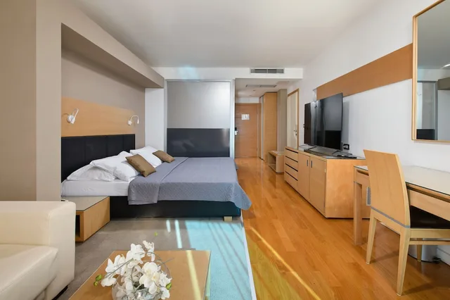 غرفة ديلوكس بسرير مزدوج أو سريرين منفصلين بإطلالة على البحر بشرفة، Hotel San Antonio 3/9