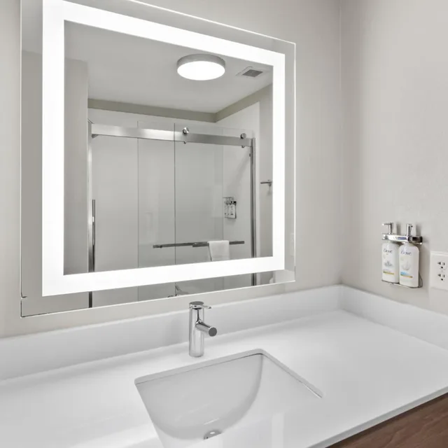 جناح بسرير كينج بجاكوزي، Holiday Inn Express Hotel And Suites Mount Airy 2/3