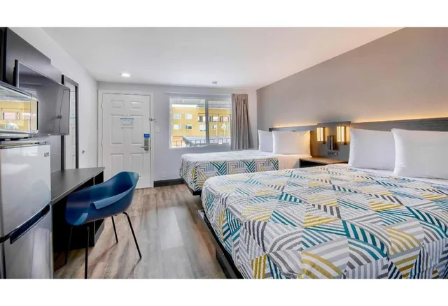 غرفة بسريرين مزدوجين بمطبخ، Studio6 Eureka, CA - Old Town 4/10