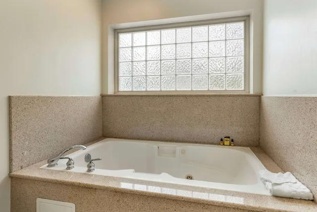 جناح بسرير كينج بحوض جاكوزي، Best Western Plus All Suites Inn 3/4