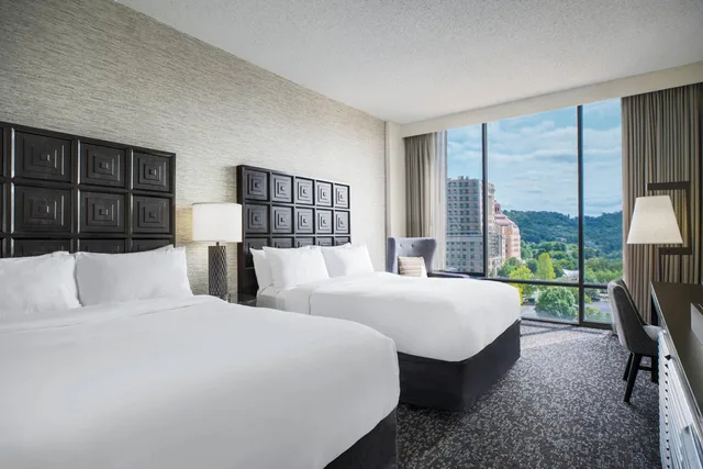 جناح بسريرين كوين بغرفة نوم واحدة في طابق مرتفع، Renaissance Asheville Downtown Hotel 1/5