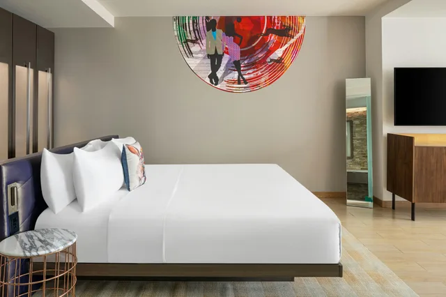 Room, W Scottsdale 1/2