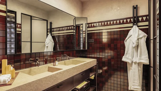 Room, King Bed, Street View، Thompson Seville, by Hyatt 5/5