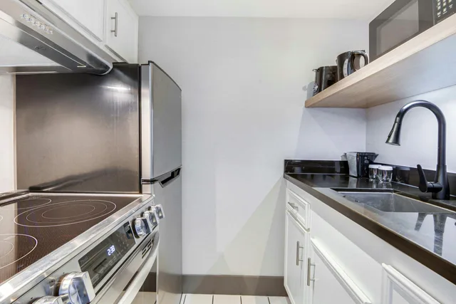 Standard, Queen Bed, Kitchen, Atrium Building، Sandman Hotel Kelowna 5/6