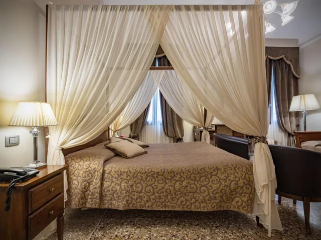 Room, King Bed, Canal View, Dell Opera 4/7