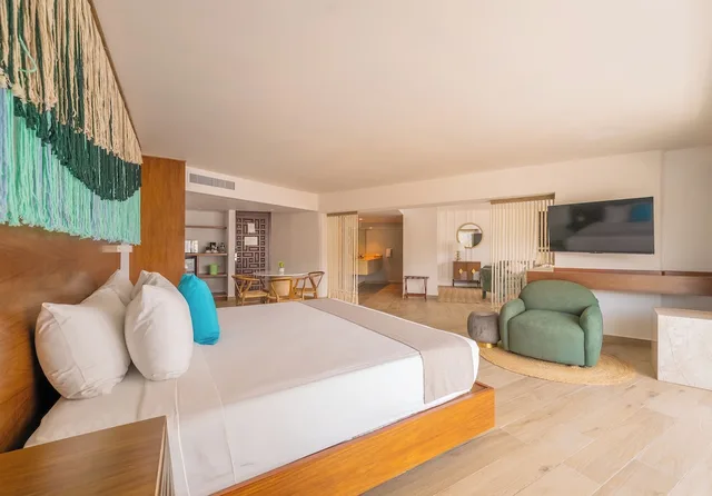 Royal, Suite, King Bed, Partial Ocean View, Hotel Amares Acapulco 1/10