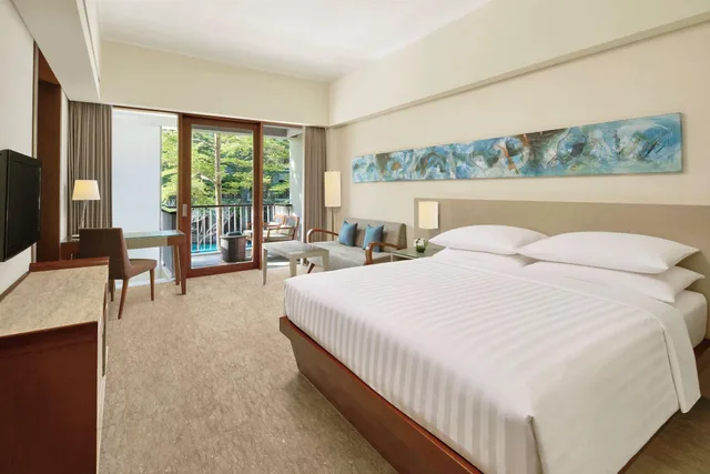 غرفة بسرير كينج بإطلالة على المسبح، Courtyard By Marriott Bali Nusa Dua Resort 1/2