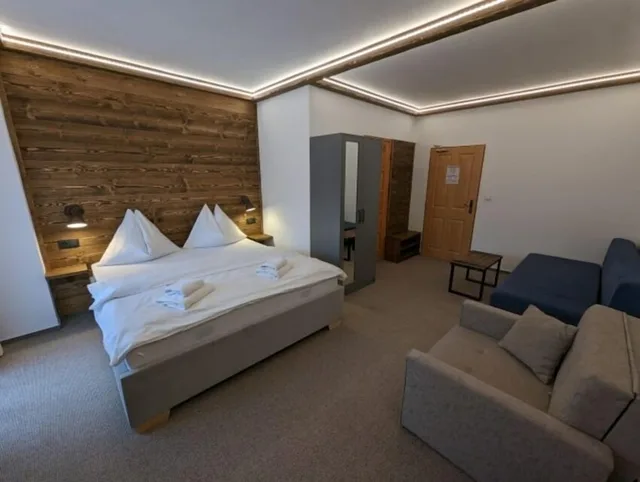 Room, Queen Bed, 3 Extra Beds, Sofa، Penzión Mária 1/3