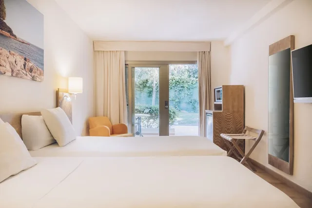 غرفة بسريرين منفصلين بإطلالة على البحر، Iberostar Waves Pinos Park 2/5