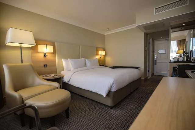 غرفة بسرير كوين، RENAISSANCE LONDON HEATHROW HOTEL 3/5