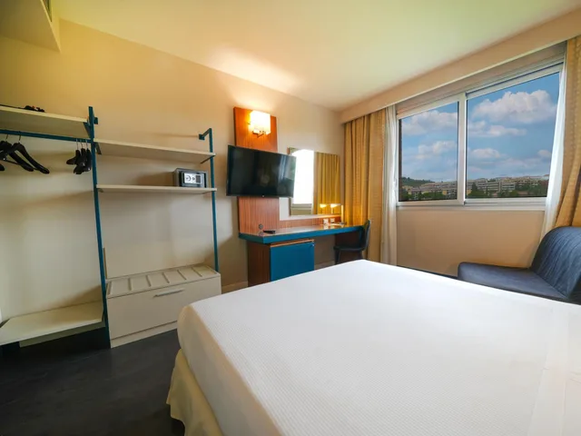 غرفة سوبيريور ثلاثية مع أريكة، La Meridiana Bleisure Hotel 4/10