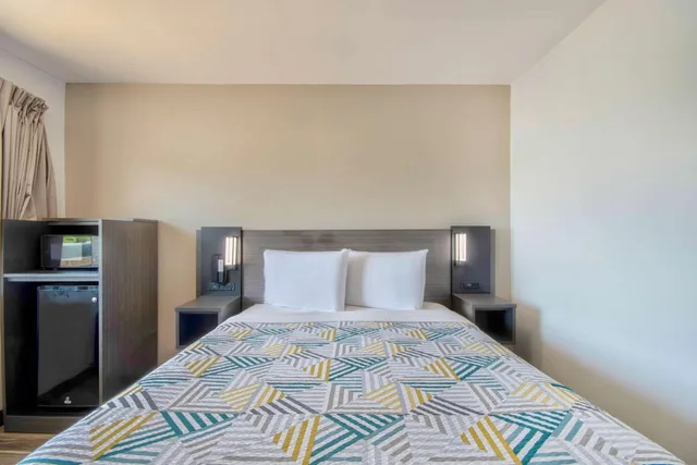 غرفة بسرير كوين للمدخنين، Motel6 Russellville, AR 4/10