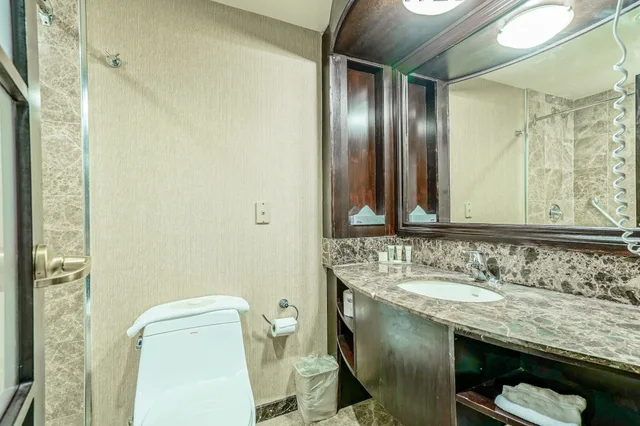 Junior Suite, King Bed, Sofa, Woodbine Hotel and Suites 4/5