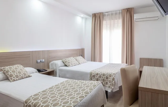 غرفة ثلاثية بسرير كوين وسرير فردي، Olympia Hotel Ronda II 8/10