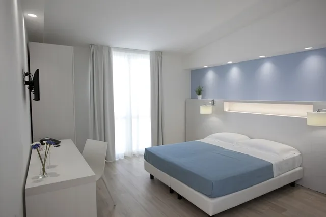 غرفة ديلوكس ثلاثية بسرير كينج وسرير فردي بشرفة، Perla Gaia Hotel 5/10