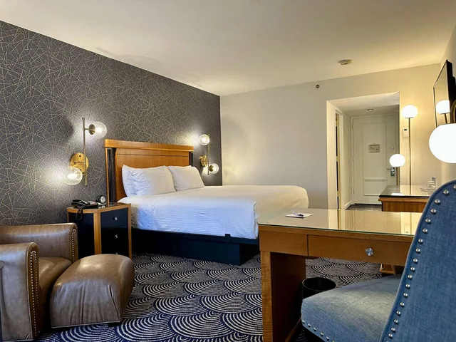 غرفة بسرير كينج مع أريكة بمطبخ صغير، Inn At Great Neck 3/5