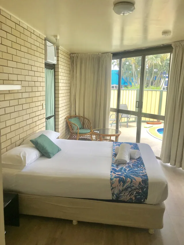 غرفة أساسية بسرير كوين يُسمح فيها بالحيوانات الأليفة، TROPICAL GATEWAY MOTOR INN 1/5