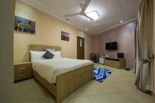 غرفة بريميير بسرير كينج بإطلالة على المسبح بحمام خاص، Bays Luxury Lodge 8/10