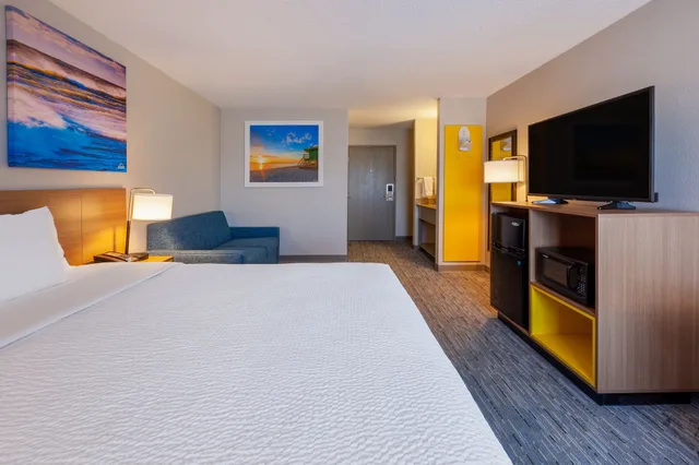 غرفة ديلوكس بسرير كينج، Days Inn by Wyndham Sturtevant / Racine / Mount Pleasant 1/4