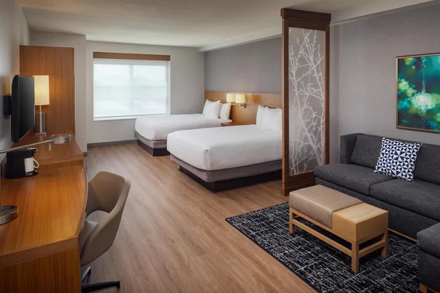 غرفة بسريرين كوين مع أريكة، Hyatt Place Sumter/Downtown 3/8