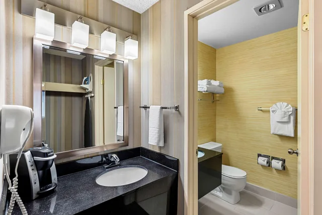 غرفة بسرير كينج مع أريكة، Best Western Cascadia Inn 4/6