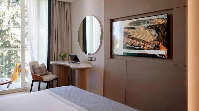Plus, Superior, Queen Bed, City View, Balcony، Croatia Hotel 2/3
