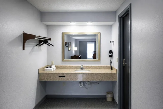 غرفة كومفورت بسرير كينج لذوي الإعاقة، Antioch Quarters Inn and Suites 9/10