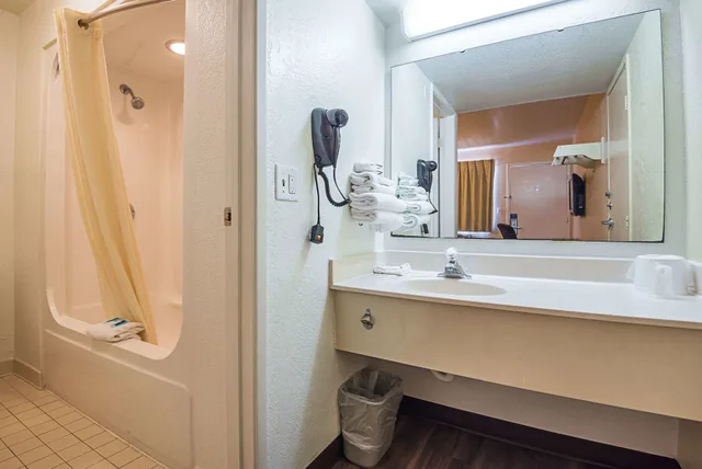 غرفة قياسية بسرير مزدوج، Rodeway Inn Kissimmee Maingate West 3/3