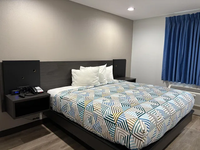 غرفة بسرير كينج للمدخنين، Motel6 Sulphur, LA 9/10