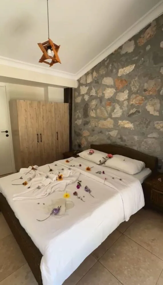 Basic, Queen Bed, Dalya Life 3/5
