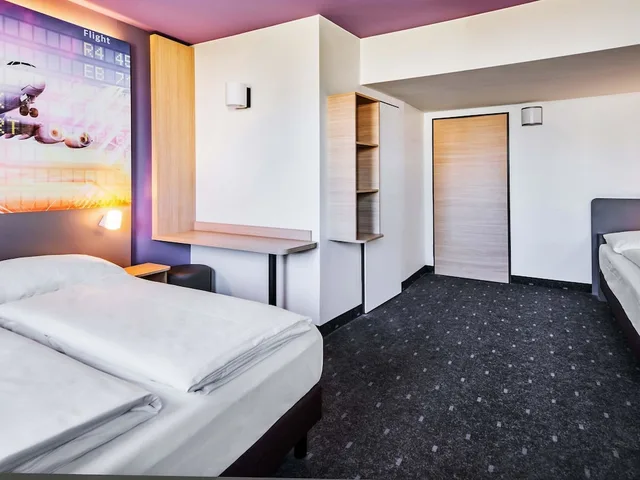 غرفة عائلية بسرير مزدوج وسريرين منفصلين، B B Hotel Frankfurt Airport 3/6