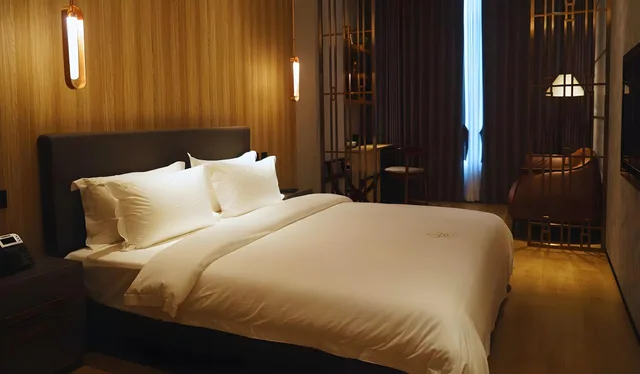 غرفة ديلوكس مفردة بسرير كوين، Lotus Blu Hotel Naga 2/2
