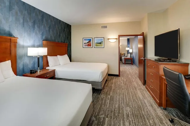 جناح بسريرين كوين بغرفتين مع أريكة بحوض استحمام لذوي الإعاقة، Drury Inn Suites Denver Westminster 1/3