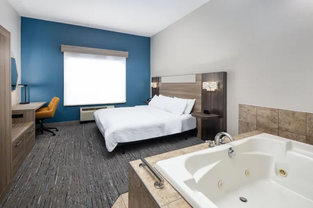 غرفة بسرير كينج بحوض جاكوزي، Holiday Inn Express Hotel And Suites Green Bay East 10/10