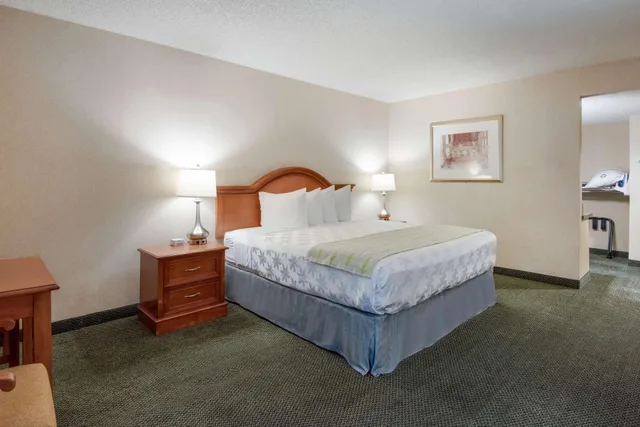 غرفة، SureStay Plus Hotel by Best Western Reno Airport 2/8