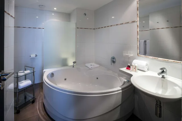 غرفة سوبيريور بسريرين منفصلين بشرفة بحوض استحمام، Hotel Le Mondial, BW Premier Collection 2/2