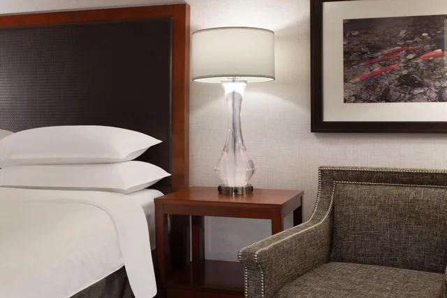غرفة بسرير كينج لذوي الإعاقة، Sheraton Anchorage Hotel 3/3