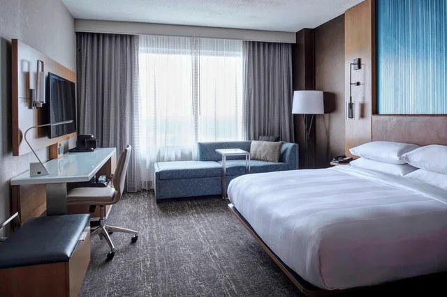 غرفة بسرير مزدوج لذوي الإعاقة، Auburn Hills Marriott Pontiac 1/4