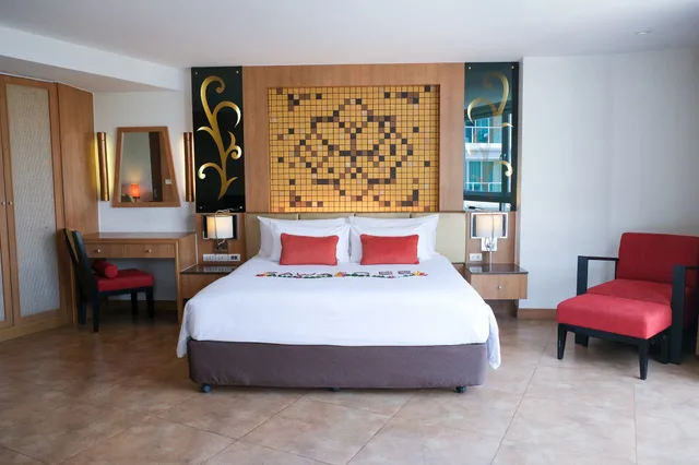 Deluxe, Suite, King Bed, Pool View, Centara Nova Hotel Pattaya 1/2