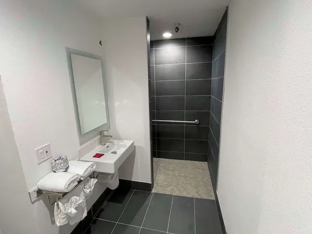 غرفة قياسية بسرير كينج لذوي الإعاقة، The Midtowner Hotel, SureStay Collection by Best Western 2/4