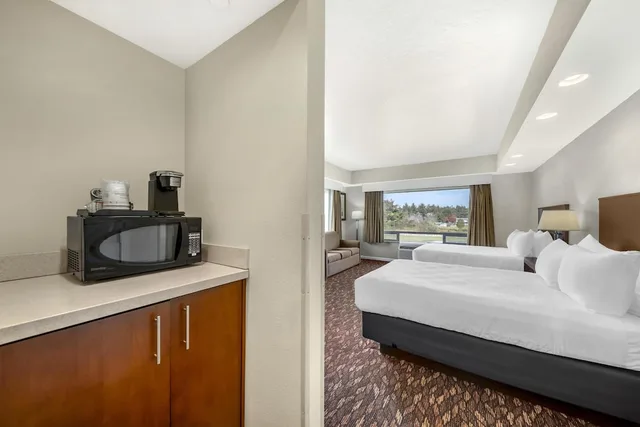 غرفة قياسية بسريرين كوين بإطلالة على المدينة، Best Western Plus Northwoods Inn 5/8